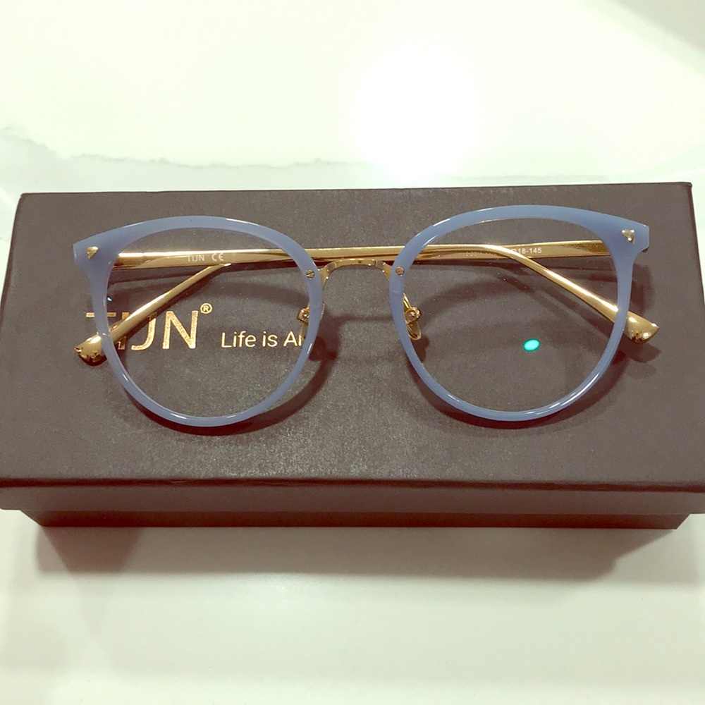 Blue light blocking glasses